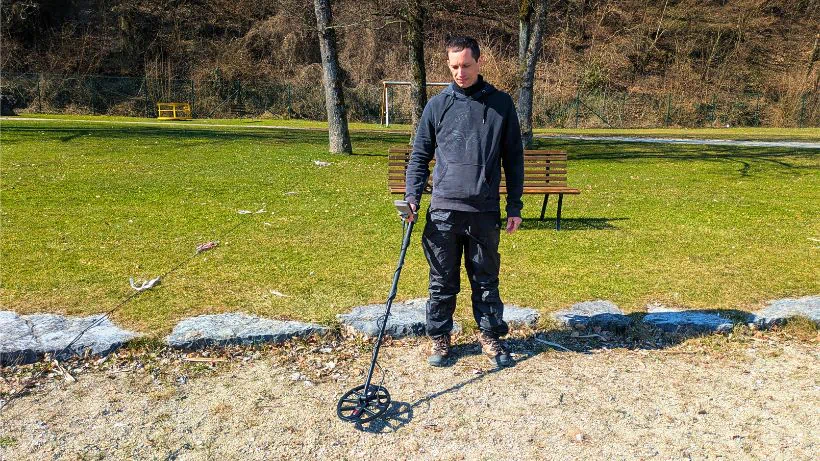 Metalldetektor Einsteiger Tipps: Die richtige Handhabung eines Metallsuchgeräts am Strand.