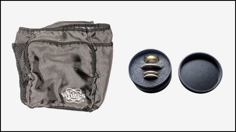 Robuste White's Fundtasche neben einer runden Coinbox mit Schaumstoffeinlagen für Münzen und Ringe.