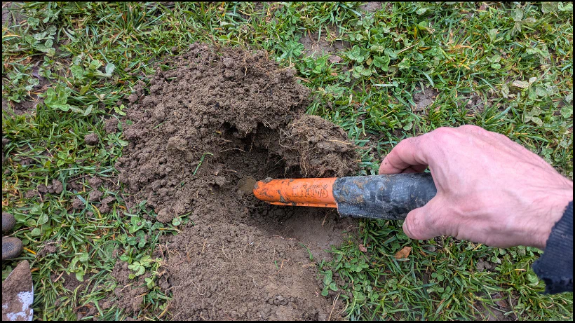 Sondeln Einsteiger Tipps zu Pinpointer richtig nutzen: Die präzise Lokalisierung eines Metallobjekts im Aushub mit einer punktgenauen Sonde.