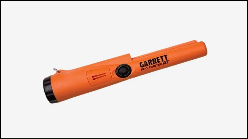 Pinpointer richtig nutzen: Die präzise Lokalisierung eines Metallobjekts im Aushub mit einer punktgenauen Sonde.