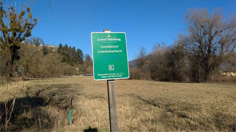 Regeln beim Sondeln: Ein Hinweisschild für ein Naturschutzgebiet zeigt, wo das Suchen mit dem Metalldetektor verboten ist.