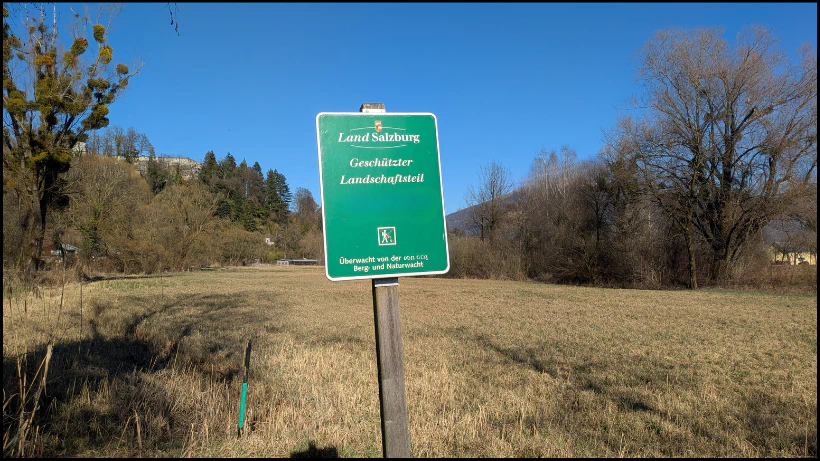Regeln und Gesetze beim Sondeln: Ein Hinweisschild für ein Naturschutzgebiet zeigt, wo das Suchen mit dem Metalldetektor verboten ist.