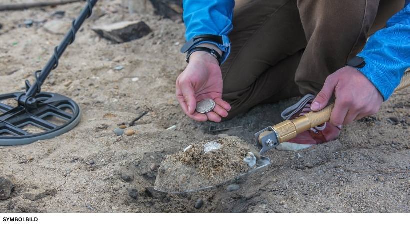 Funde bei der Schatzsuche mit Metallsuchgerät (SYMBOLBILD)
