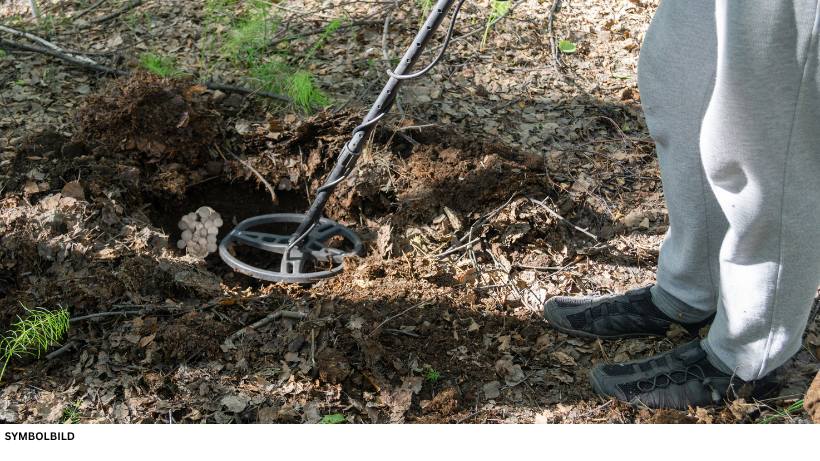 Sondengänger bei der Schatzsuche mit Metalldetektor