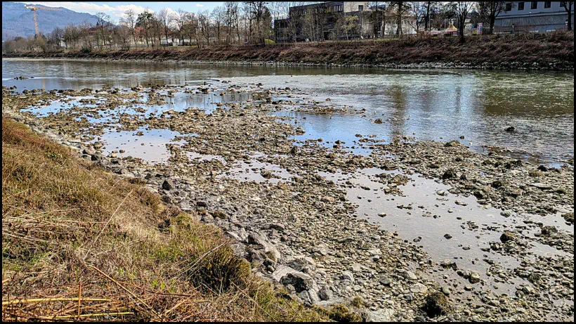 Guter Sondelplatz für die Schatzsuche mit Metalldetektor am Fluss oder am Flussufer bei Wasser Rückgang und Trockenheit.