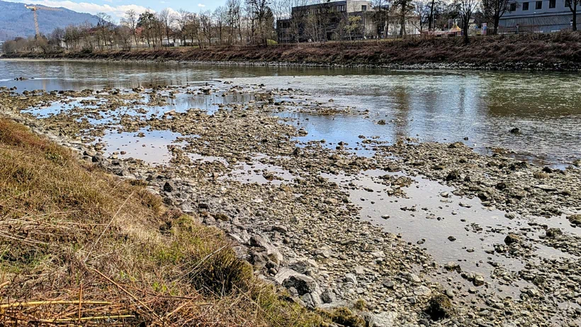 Sondelplatz Schatzsuche mit Metalldetektor am Fluss