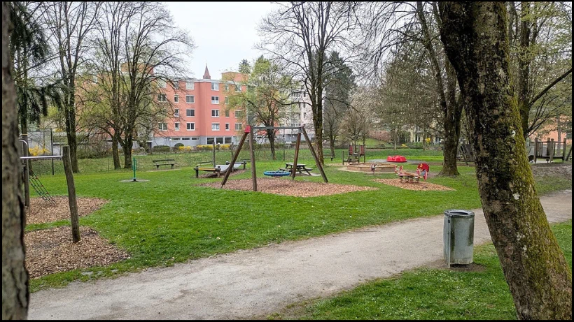 Moderner Spielplatz in einem Stadtpark mit Schaukeln, Klettergeräten und Holzschnitzelboden – ein typisches neuzeitliches Suchgebiet mit vielen möglichen Kleinfunden wie: Münzen und Schmuck.