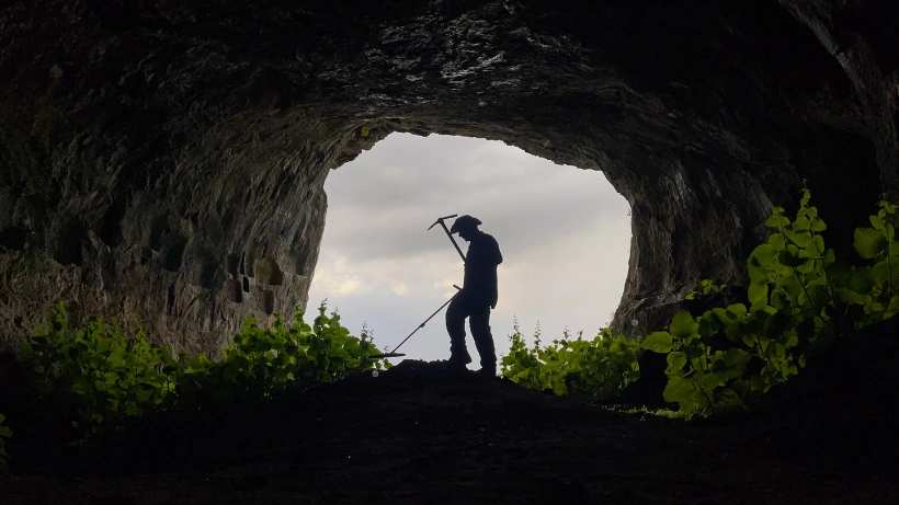 Höhle als spannender Suchplatz mit dem Metalldetektor, mit dunklem Felsinneren und einem hellen Ausgang, der ins Freie führt.