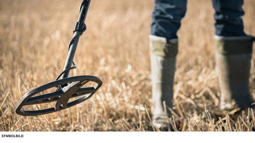 Schatzsuche-mit-Metalldetektor-Acker