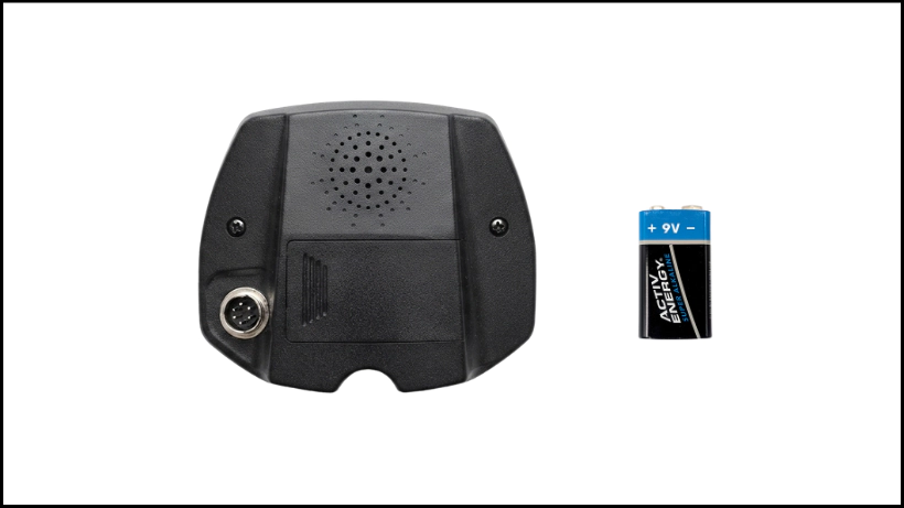 Geschlossener Teknetics‑Eurotek‑Pro‑Batterieblock mit daneben liegender 9‑Volt‑Batterie