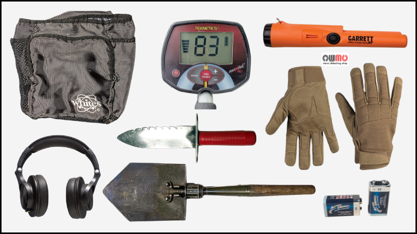 Die Abbildung zeigt typische Metalldetektor‑Ausrüstung: Fundtasche, Teknetics‑Steuereinheit, Garrett‑Pinpointer, Handschuhe, Kopfhörer, Grabungsmesser, kleine Schaufel und zwei Batterien. Die Gegenstände liegen ordentlich angeordnet und zeigen die wichtigsten Tools für Sondengänger.