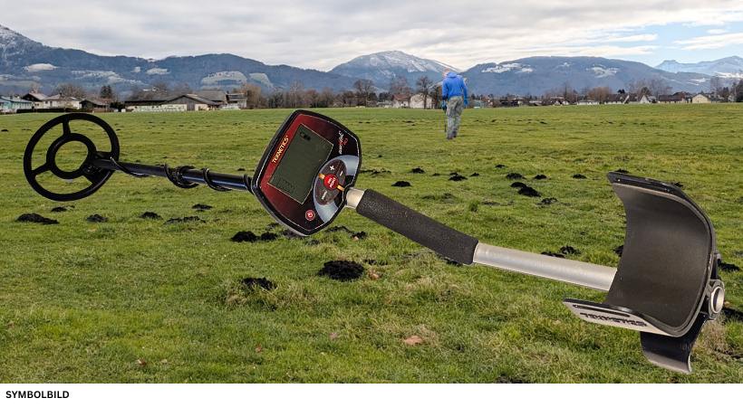 Teknetics Eurotek pro bei der Schatzsuche am Acker (Symbolbild)