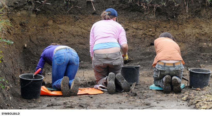 Schatzsuche mit Metallsuchgerät, Sondeln Verboten, Archäologische Ausgrabung