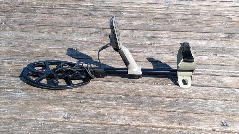 Seitenansicht des Minelab X-Terra Elite Metalldetektors, vollständig zusammengeschoben auf ein minimales Packmaß