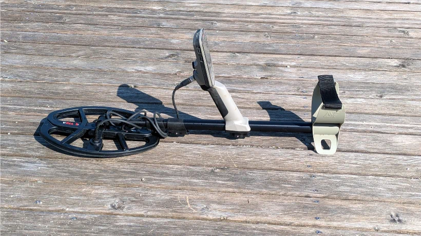 Seitenansicht des Minelab X-Terra Elite Metalldetektors, vollständig zusammengeschoben auf ein minimales Packmaß