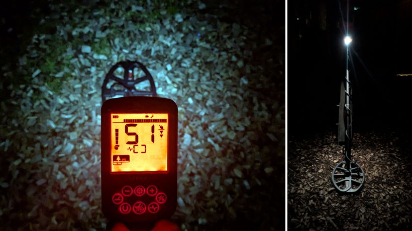 Nachtsicht-Modus aktiviert: Links das hell beleuchtete Display mit roten Tasten. Rechts die Suchspulen-Taschenlampe des Minelab X-Terra Elite im Einsatz auf Holzschredder. So geht kein Fund im Dunkeln verloren