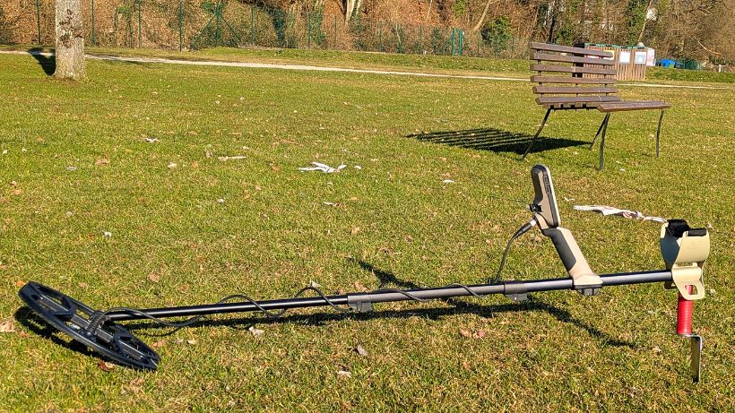 Seitenansicht des Minelab X-Terra Elite Metalldetektors im Gelände – Demonstration der robusten Bauweise und Ergonomie.