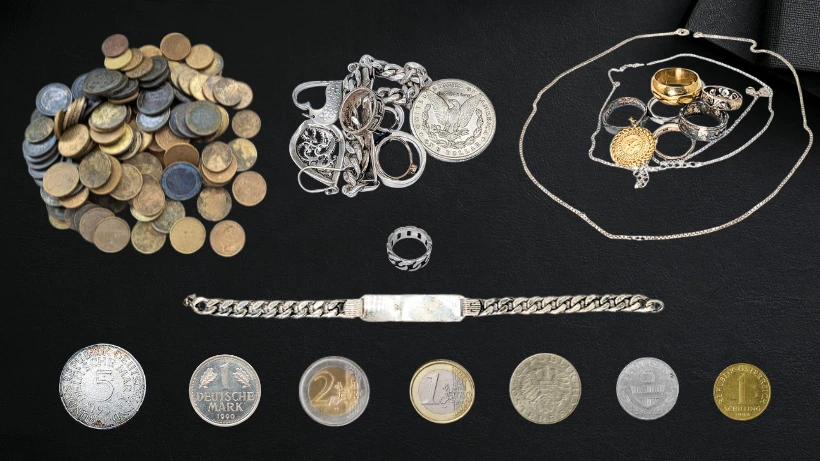 Sammlung moderner Münzen und Schmuckstücke wie Ringe, Ketten und Armbänder – typische neuzeitliche Verluste, die beim legalen Sondeln gefunden werden dürfen.