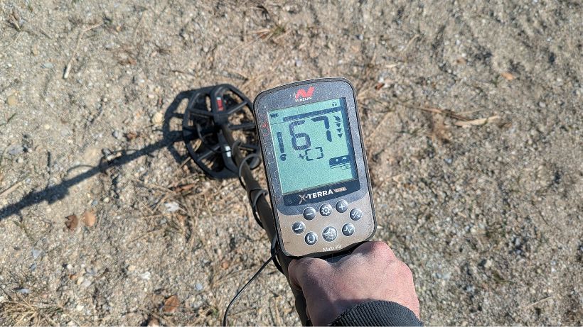 Minelab X-Terra Elite Test am Strand: Gut ablesbares LCD-Display bei direkter Sonneneinstrahlung mit Leitwert und aktiver Multi-IQ Anzeige.