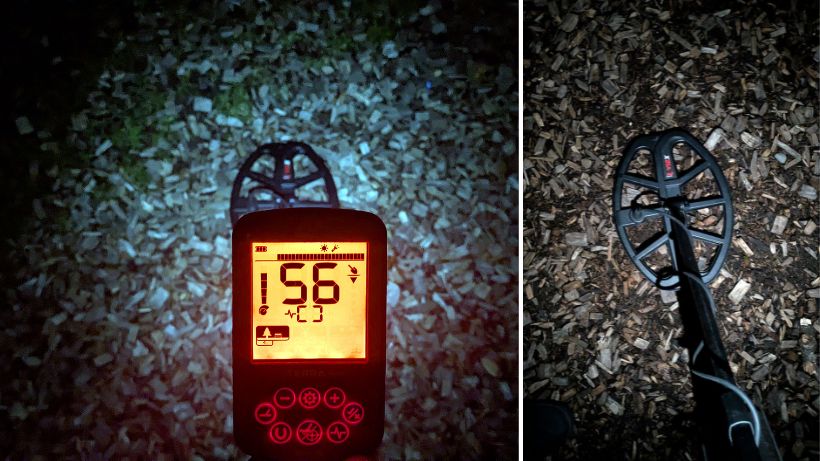 LED-Fundstellenbeleuchtung Minelab X-Terra Elite: Nahaufnahme der Suchspule V12X im Dunkeln, perfekt ausgeleuchtet durch die Taschenlampe des Detektors auf Holzschredder. So geht kein Fund verloren.
