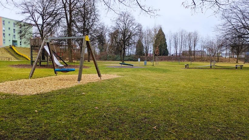 Suchgebiet beim der Metallsuche, Spielplatz mit Rindenmulch und weicher Wiese, typische funde sind Münzen aber weniger schmuck wie bei Liegewiesen und strand