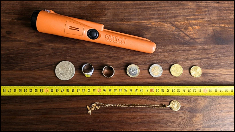 Garrett Pro-Pointer AT, Pinpointer bei Innenraum‑Tests mit verschiedenen Metallobjekten wie Münzen, Ringen und Schmuck, ausgelegt zur Überprüfung von Signalverhalten, Empfindlichkeit und Stabilität in störanfälliger Umgebung.