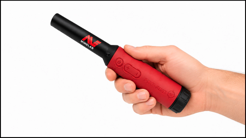 Hand hält den Minelab Pro‑Find 40, gut sichtbare Bedientasten für Ein‑/Aus, Plus und Minus zur ergonomischen Ein‑Knopf‑Steuerung.