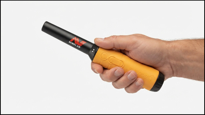 Hand hält den Minelab Pro‑Find 35 Pinpointer, gut sichtbare zwei‑Knopf‑Bedienung, ergonomische Form und griffiges Gehäuse für komfortable Nutzung.