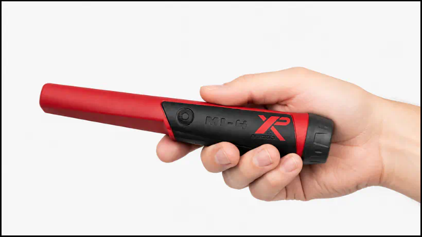 Bedienung und Ergonomie des XP MI‑4 Pinpointers: Handhabung, Druckpunkt der Taste, ergonomische Form und sichere Führung beim Sondeln.