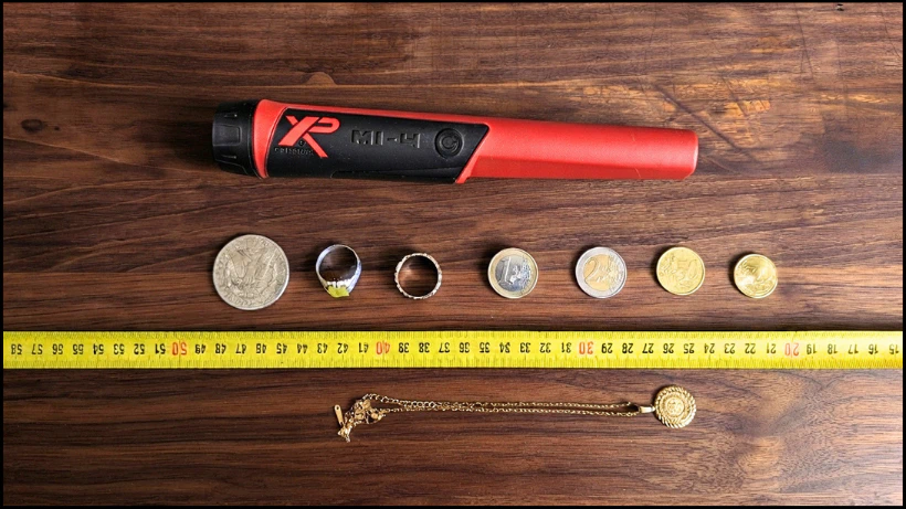 XP MI‑4 Pinpointer bei Innenraum‑Tests mit verschiedenen Metallobjekten wie Münzen, Ringen und Schmuck, ausgelegt zur Überprüfung von Signalverhalten, Empfindlichkeit und Stabilität in störanfälliger Umgebung.