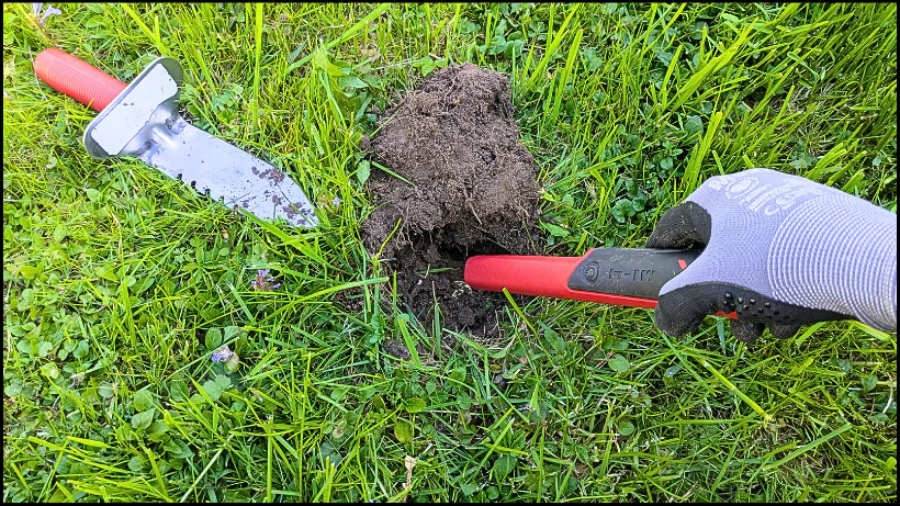 XP MI‑4 Pinpointer bei der Tiefenprüfung im Erdloch: präzise Ortung, stabile Signale und realistische Reichweitenleistung im Praxiseinsatz.
